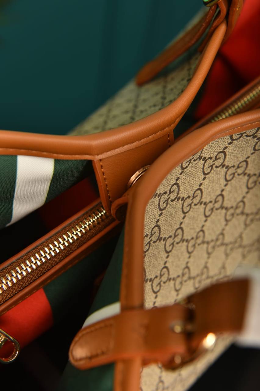 GG Emblem Medium Tote Bag